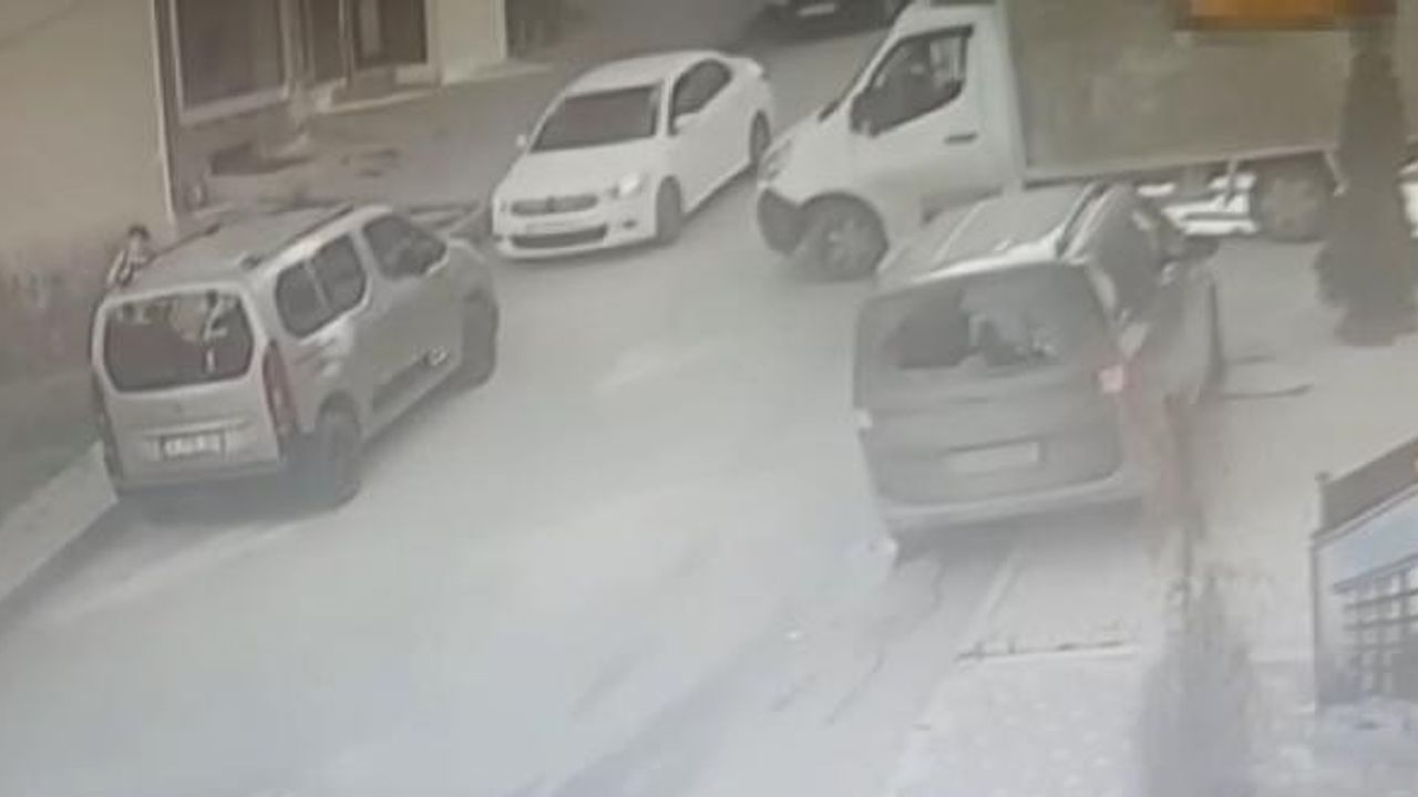 Arnavutköy'de otomobille gelip kamyonetteki cep telefonu çaldılar