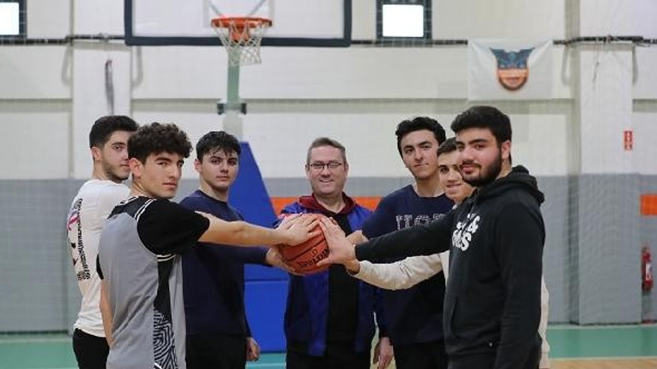 Başakşehir Belediye Başkanı Kartoğlu gençlerle basketbol oynadı