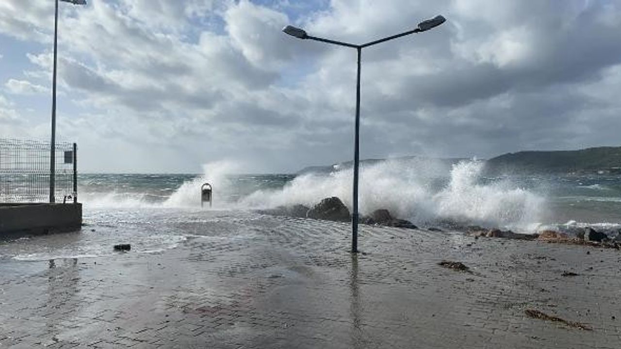 Çanakkale'de fırtına, deniz ulaşımını olumsuz etkiledi