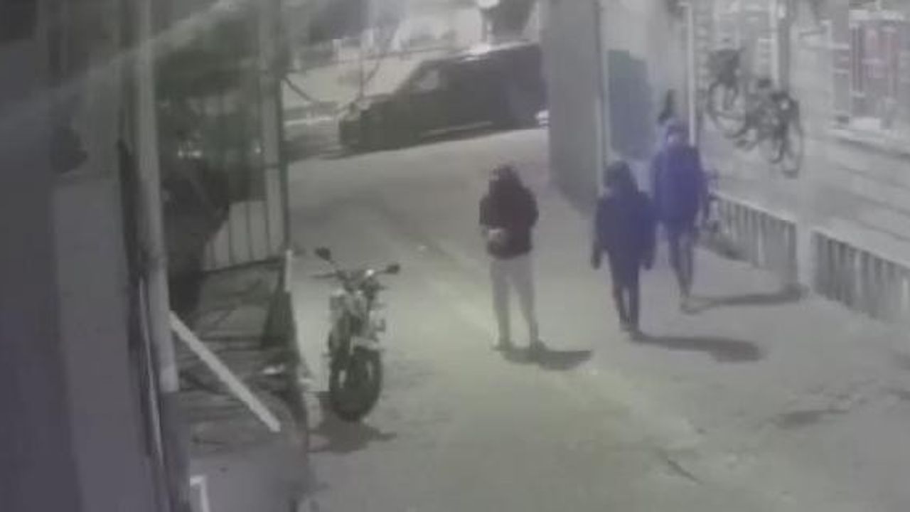 Zeytinburnu'nda motosiklet çalan 3 şüpheli kamerada
