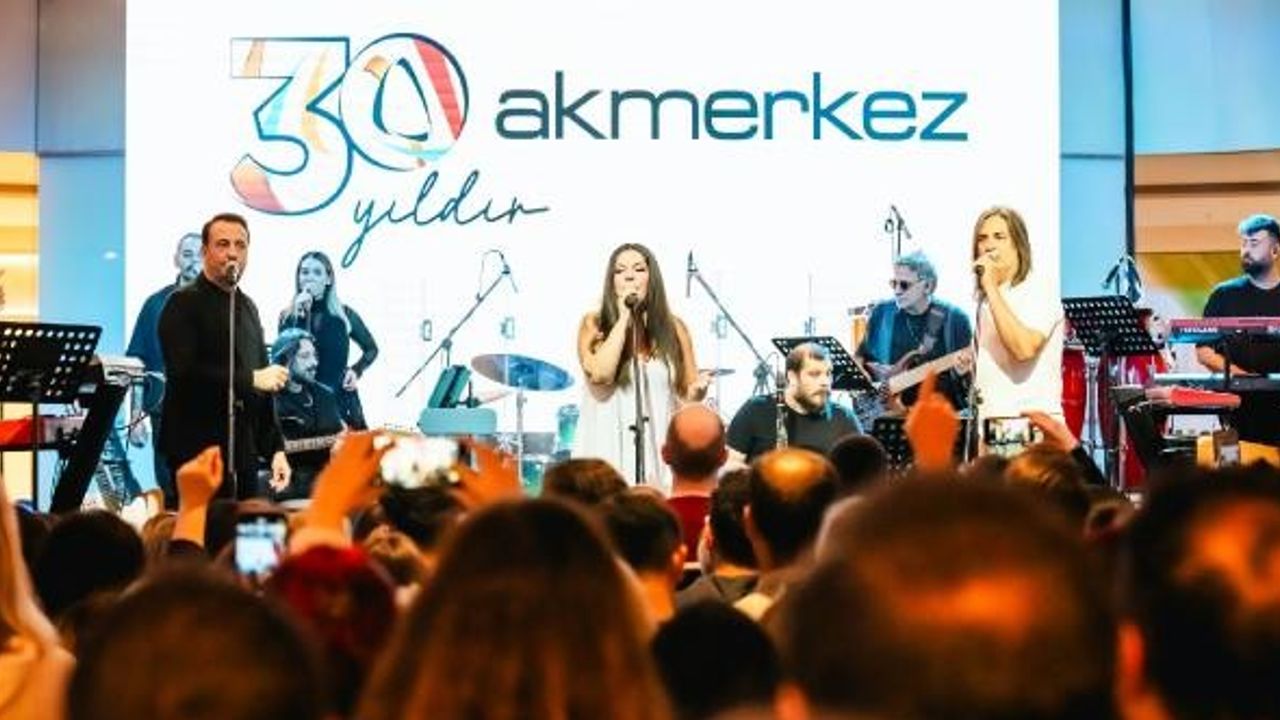 Akmerkez, 30’uncu yılını İzel-Çelik-Ercan konseriyle kutladı 