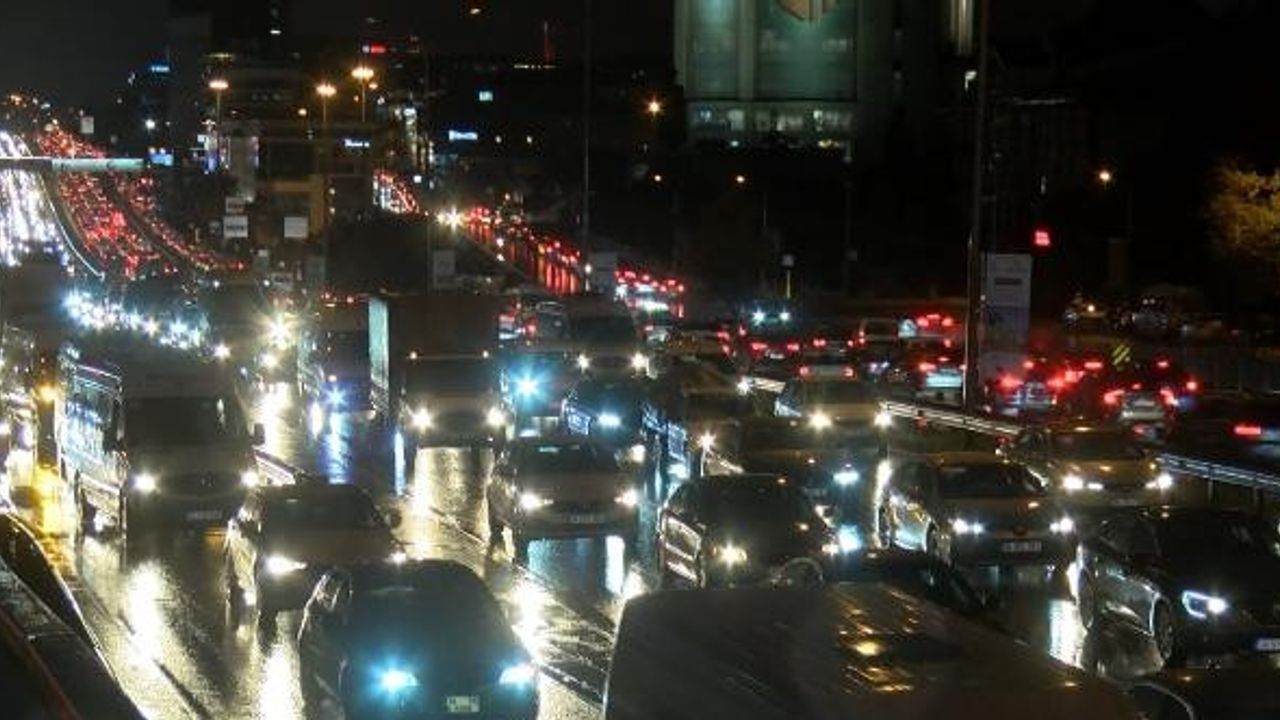İstanbul'da akşam saatlerinde trafik durma noktasına geldi 