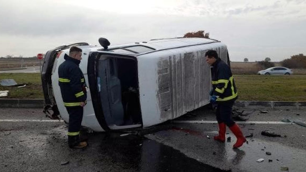 Kırklareli'de otomobil ile minibüs çarpıştı: 1 ölü, 2 yaralı