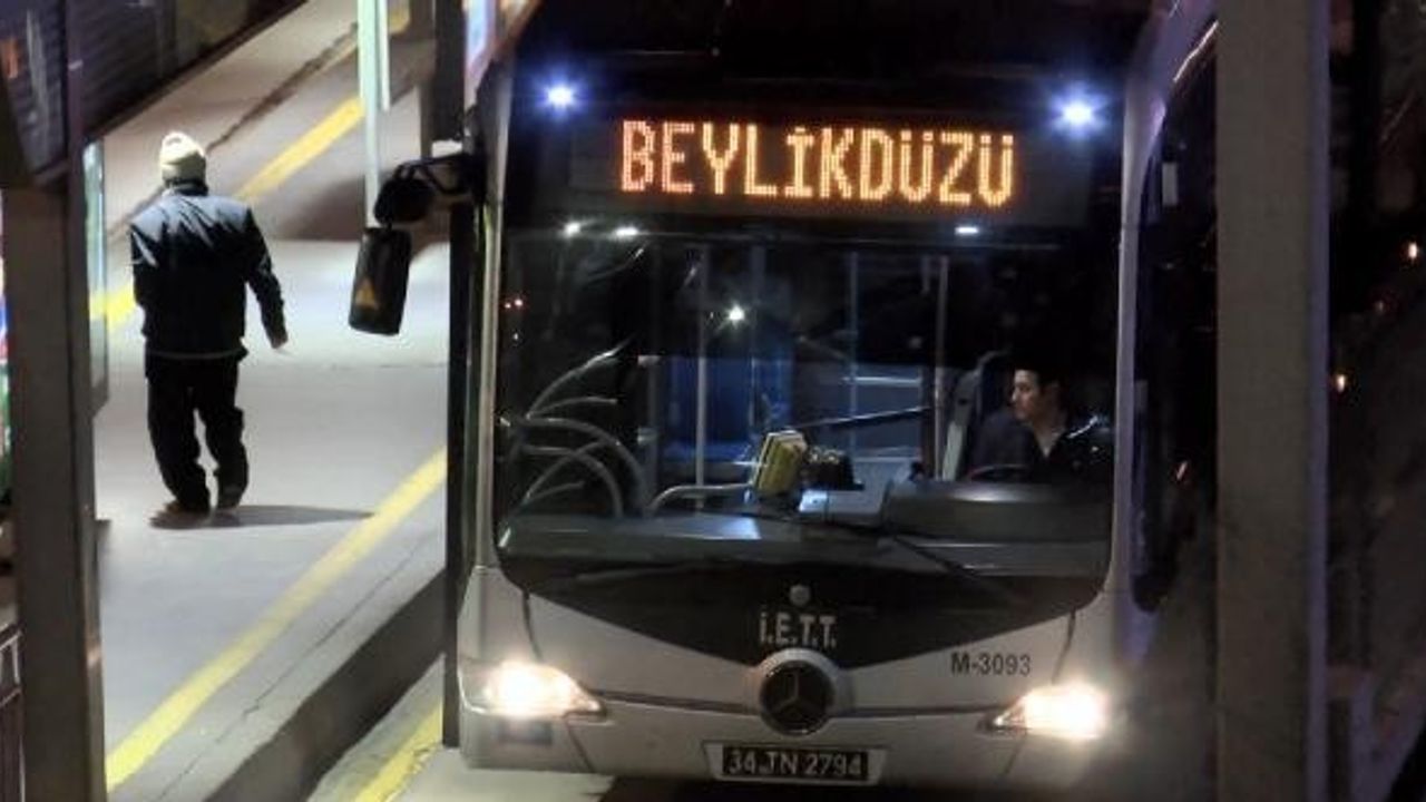 Beylikdüzü'nde arızalanan metrobüsü kontrol eden şoför, başka metrobüsün çarpmasıyla öldü