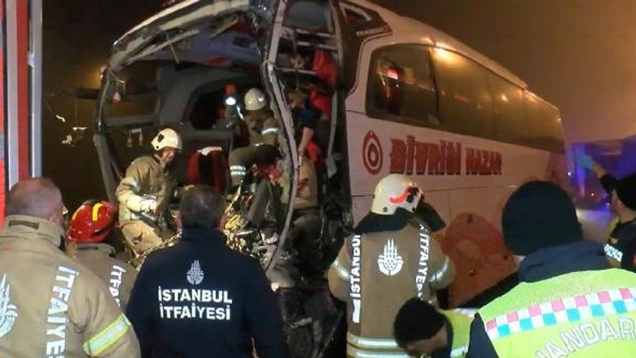 Çekmeköy Kuzey Marmara Otoyolu'nda yolcu otobüsü TIR'a çarptı: 1'i ağır 19 yaralı- (geniş haber)