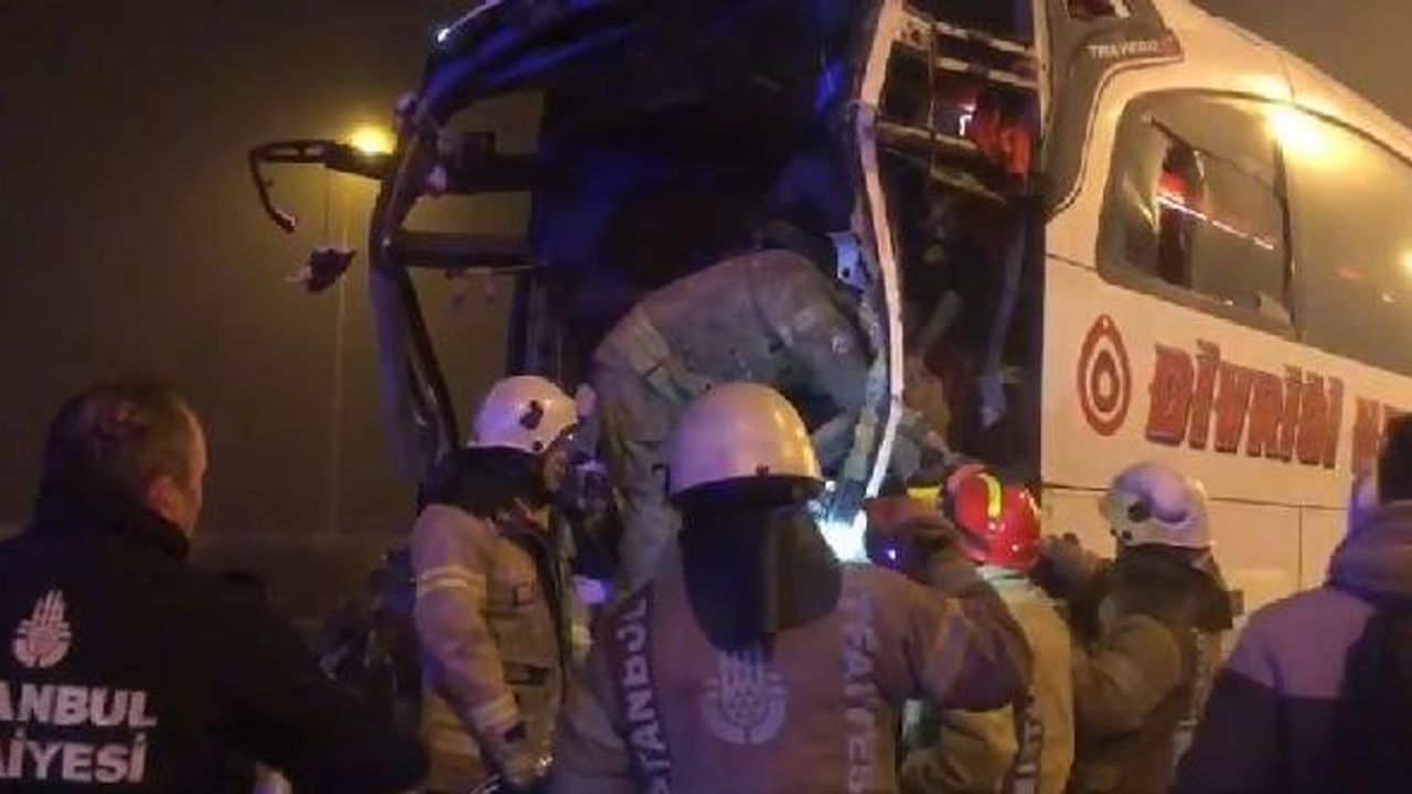 Kuzey Marmara Otoyolu'nda yolcu otobüsü tır'a çarpı- 1