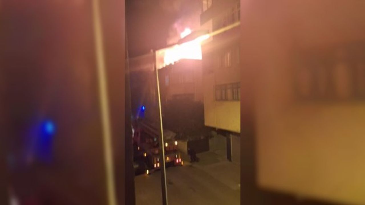 Pendik'te, 3 katlı binanın çatısı alev alev yandı