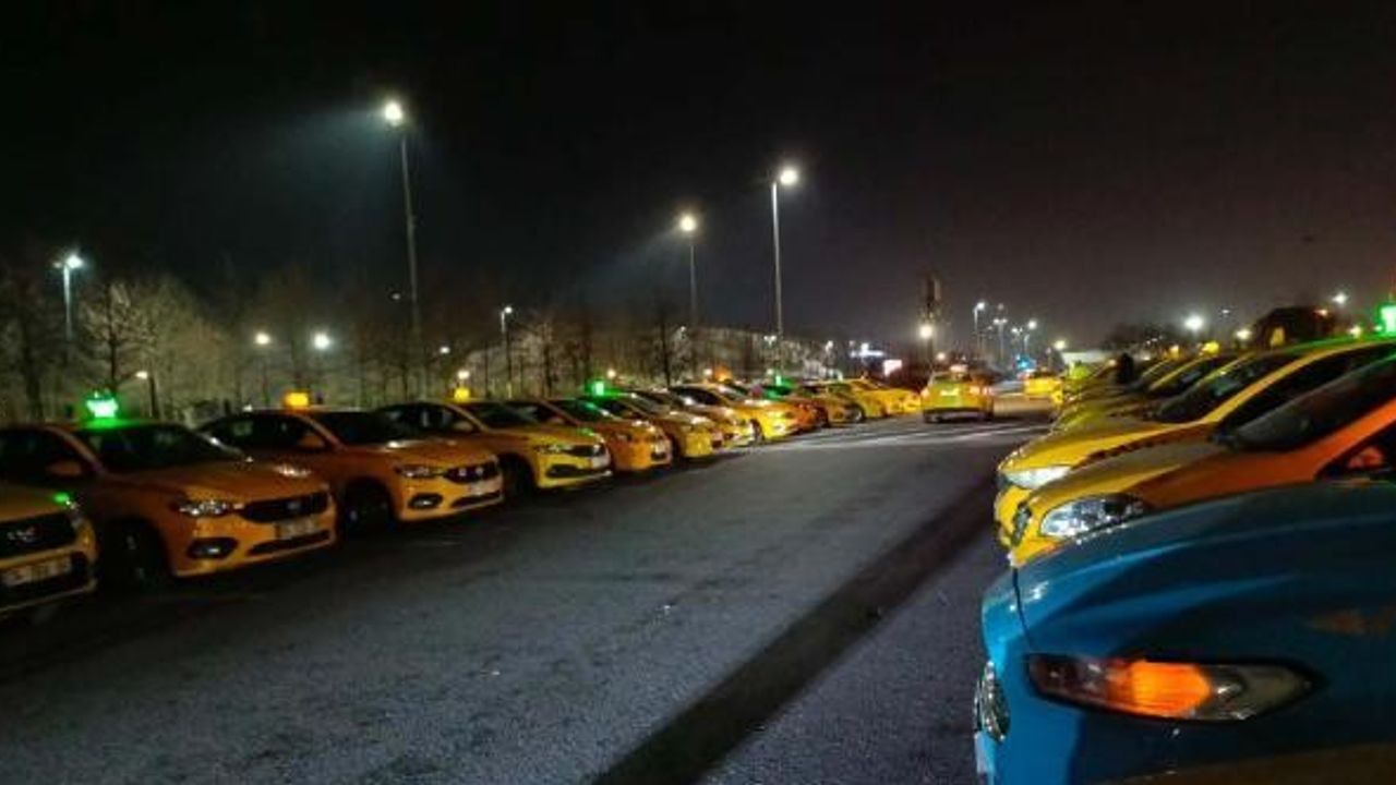 Taksiciler İzmir'de öldürülen meslektaşları için toplandı