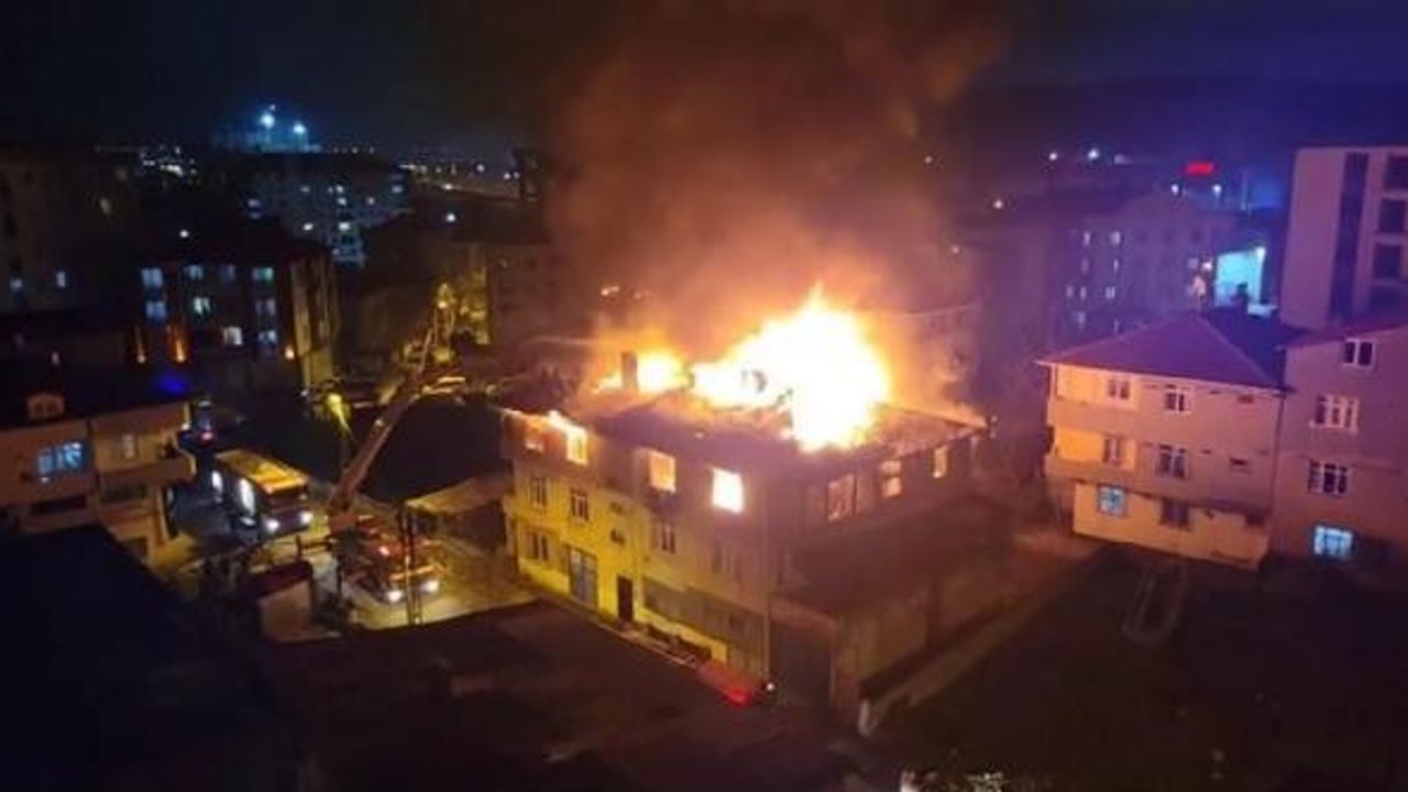 Tuzla'da 2 katlı binanın çatı katı alev alev yandı