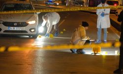 İstanbul- Ümraniye'de trafik ışıklarında duran otomobile silahlı saldırı: 1'i ağır 2 yaralı