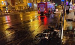 Beyoğlu'nda, polis denetimi sırasında sinir krizi geçiren sürücü motosikletini ateşe verdi