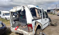 Ehliyetsiz ve alkollü sürücü, otomobiliyle hafif ticari araca çarptı: 1 ölü, 2 yaralı