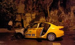 Fatih'te, seyir halindeki taksi alev alev yandı