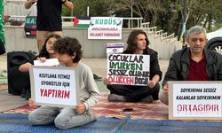 Gazze’ye yönelik abluka sessiz oturma eylemiyle protesto edildi
