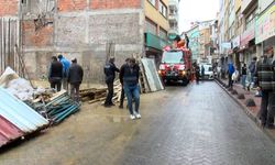 İstanbul - Beyoğlu’nda inşaat zeminine düşen işçi itfaiye tarafından kurtarıldı