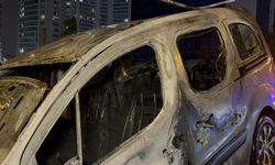 İstanbul-Ümraniye TEM Otoyolu’nda hafif ticari araç alev alev yandı