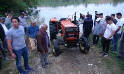 Traktördeki çamuru temizlemek isterken gölette mahsur kaldı