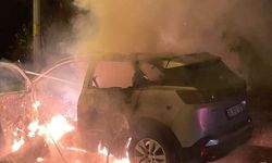 İstanbul- Ataşehir'de güvenlik kamerasını kıran şüpheli park halindeki otomobili yaktı