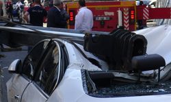 İstanbul- Avcılar'da vinç otomobilin üzerine devrildi; 1 işçinin yaralandığı kaza kamarada