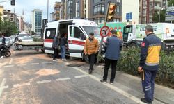 İstanbul - Kartal’da ihbara giden ambulans hafif ticari araca çarptı: 5 yaralı