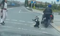 İstanbul-Sultangazi'de Kırmızı ışıkta geçen motosikletlinin çocuğa çarptığı anlar kameraya yansıdı