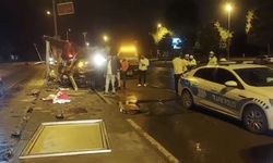 Maltepe'de, alkollü sürücünün kullandığı otomobil otobüs durağına daldı