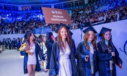 İstanbul - CHP Genel Başkanı Özgür Özel kızı İpek Özel’in mezuniyet törenine katıldı