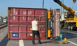 İstanbul- Avcılar D-100 Karayolunda TIR devrildi; yan yol trafiğe kapatıldı