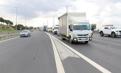 İstanbul- Avcılar TEM Otoyolunda yön tabelasına çarpan kamyonetin motoru fırladı