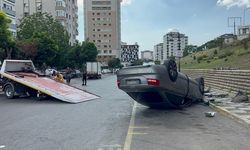 İstanbul- Maltepe'de aydınlatma direğine çarpan otomobil takla attı