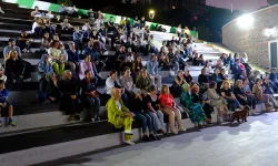 Bursa'da Atatürk Stadyumu Kütüphanesi önünde sinema keyfi