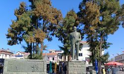 BALIKESİR'de Atatürk heykeline balyozlu saldırı (VİDEO EKLENDİ)