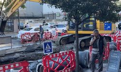 İstanbul- Kağıthane’de kepçe isale borusunu patlattı: Tazyikli su metrelerce yukarıya fışkırdı