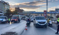 İstanbul - Pendik D-100'de kamyonet devrildi; trafik durma noktasına geldi