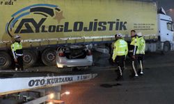 İstanbul-  Esenyurt'ta, TIR ile çarpışan otomobilin sürücüsü yaralandı