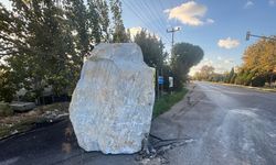 Seyir halindeki TIR'dan 12 ton ağırlığındaki mermer blok, yola düştü