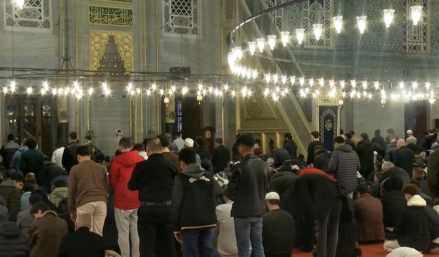 İstanbul-İlk teravih namazı için vatandaşlar camilere akın etti