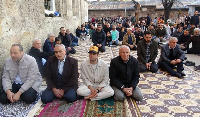 Bursa'da vatandaşlar, bayram namazı için Ulu Cami'ye akın etti