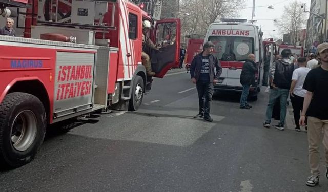 İstanbul  - Beyoğlu'nda İETT otobüsü kaldırımdakilere çarptı:  2 yaralı (1)