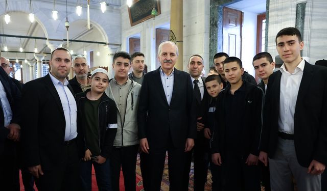 İstanbul- TBMM Başkanı Kurtulmuş, Fatih Camii'nde bayram namazının ardından açıklama yaptı  (geniş haber)