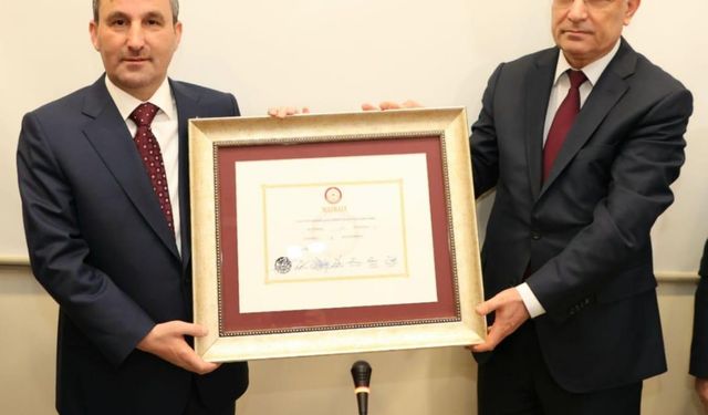 Sultanbeyli Belediye Başkanı Ali Tombaş mazbatasını alarak göreve başladı