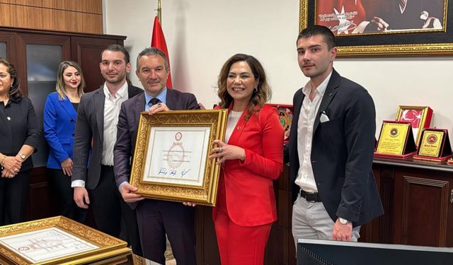 Tekirdağ’ın ilk kadın belediye başkanı Yüceer, mazbatasını aldı