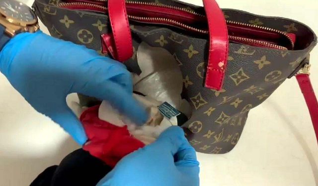 Çantaya dikili pelüş oyuncaktan uyuşturucu çıktı: 2 gözaltı