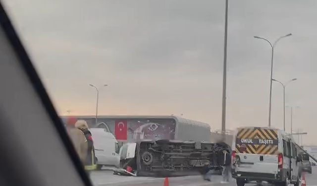İstanbul - Beylikdüzü'nde servis aracı devrildi : 13 yaralı  -1