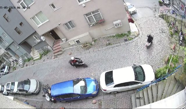 İstanbul - Beyoğlu’nda park halindeki motosiklet böyle çalındı