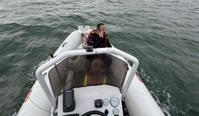 Sapanca Gölü'nde botla mahsur kalan 2 kişiyi AFAD kurtardı