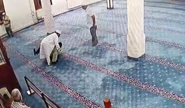 Camide bıçakla kendine zarar vermeye kalktı; imam müdahale ederek engelledi