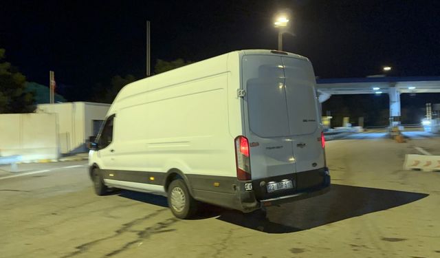 Edirne'de kapalı kasa minibüste 6 kaçak göçmen yakalandı