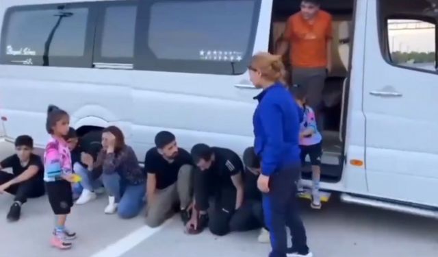 Edirne'de minibüsün bagajında 1 FETÖ şüphelisi ile 12 kaçak göçmen yakalandı
