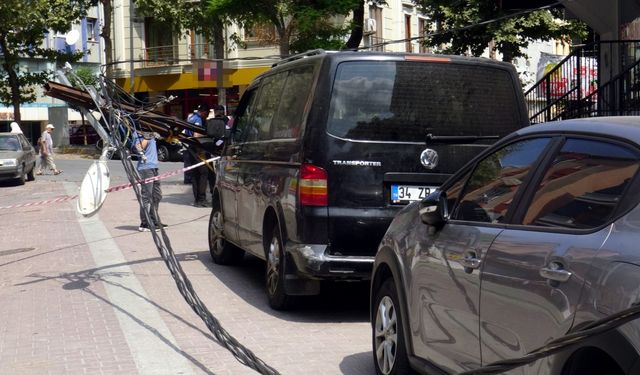 İstanbul- Avcılar'da elektrik direği park halindeki aracın üzerine devrildi; o anlar kamerada